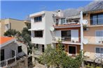 Apartments with a parking space Makarska - 9506