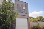 Delicate and Peaceful Bundoora Townhouse 7-R4