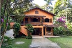 Casa em penedo com cachoeira