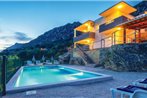 Three-Bedroom Holiday home Omis with an Outdoor Swimming Pool 08