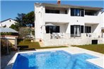 Family friendly apartments with a swimming pool Valbandon