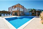 Apartment - Six-Bedroom Holiday Home in Solin