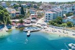 Apartments by the sea Okrug Gornji