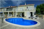 Family friendly house with a swimming pool Sumartin