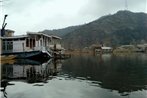 Houseboat Shamus Maqbool