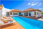 Corralejo Villa Sleeps 4 with Pool Air Con and WiFi